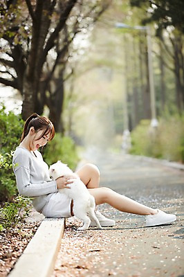 포토 JPG 주간 전신 한마리 우먼라이프 라이프스타일 공원 여자 장난 안기 휴식 함께함 한명 웃음 사람 앉기 동양인 20대 성인 야외 옆모습 아웃포커스 반려동물 산책 산책로 만지기 한국인 강아지 소통 반려 여자만 여자한명만 성인여자만 청년만 청년여자만 성인한명만 청년여자한명만 성인여자한명만 성인만 펫팸족 스피츠 국내포토 자연요소 동물 1 공공시설 길 뷰포인트 컨셉 모션 촬영기법 표정 인종 청년 생활 개 신조어 파일형식