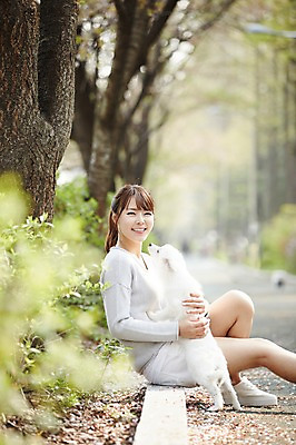포토 JPG 주간 한마리 우먼라이프 라이프스타일 공원 여자 안기 휴식 함께함 한명 미소 사람 앉기 동양인 상반신 20대 성인 야외 옆모습 반려동물 산책 산책로 한국인 강아지 소통 반려 여자만 여자한명만 성인여자만 청년만 청년여자만 성인한명만 청년여자한명만 성인여자한명만 성인만 펫팸족 스피츠 국내포토 자연요소 동물 1 공공시설 길 뷰포인트 컨셉 모션 표정 인종 청년 생활 개 신조어 파일형식