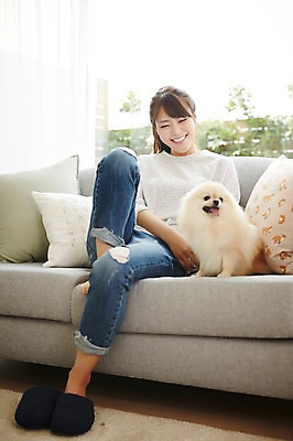 포토 JPG 전신 한마리 우먼라이프 라이프스타일 응시 여자 쿠션 휴식 슬리퍼 함께함 실내 한명 미소 사람 앉기 동양인 20대 성인 앞모습 반려동물 소파 한국인 강아지 소통 반려 포메라니안 여자만 여자한명만 성인여자만 청년만 청년여자만 성인한명만 청년여자한명만 성인여자한명만 성인만 펫팸족 국내포토 동물 1 시선 뷰포인트 신발 컨셉 의자 모션 표정 인종 청년 내부 생활 개 신조어 파일형식