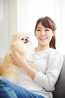 포토 JPG 한마리 우먼라이프 라이프스타일 여자 안기 포옹 휴식 함께함 실내 한명 미소 사람 앉기 동양인 상반신 20대 성인 앞모습 반려동물 소파 한국인 강아지 소통 반려 포메라니안 여자만 여자한명만 성인여자만 청년만 청년여자만 성인한명만 청년여자한명만 성인여자한명만 성인만 펫팸족 국내포토 동물 1 뷰포인트 컨셉 의자 모션 표정 인종 청년 내부 생활 개 신조어 파일형식