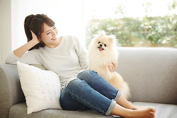 포토 JPG 전신 한마리 우먼라이프 라이프스타일 응시 여자 쿠션 휴식 함께함 실내 한명 미소 사람 앉기 동양인 20대 성인 앞모습 반려동물 소파 기댐 한국인 강아지 소통 반려 안식처 포메라니안 여자만 여자한명만 성인여자만 청년만 청년여자만 성인한명만 청년여자한명만 성인여자한명만 성인만 펫팸족 국내포토 동물 1 시선 뷰포인트 컨셉 의자 모션 표정 인종 청년 내부 생활 개 신조어 파일형식