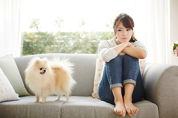 포토 JPG 전신 한마리 우먼라이프 라이프스타일 여자 휴식 함께함 실내 한명 사람 앉기 동양인 20대 성인 앞모습 반려동물 소파 한국인 강아지 고독 웅크림 소통 반려 포메라니안 여자만 여자한명만 성인여자만 청년만 청년여자만 성인한명만 청년여자한명만 성인여자한명만 성인만 펫팸족 국내포토 동물 1 감정 뷰포인트 컨셉 의자 모션 인종 청년 내부 생활 개 신조어 파일형식