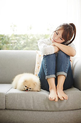 포토 JPG 전신 한마리 우먼라이프 라이프스타일 여자 휴식 함께함 실내 한명 사람 앉기 동양인 20대 성인 앞모습 반려동물 소파 한국인 강아지 고독 웅크림 소통 반려 안식처 포메라니안 여자만 여자한명만 성인여자만 청년만 청년여자만 성인한명만 청년여자한명만 성인여자한명만 성인만 펫팸족 국내포토 동물 1 감정 뷰포인트 컨셉 의자 모션 인종 청년 내부 생활 개 신조어 파일형식
