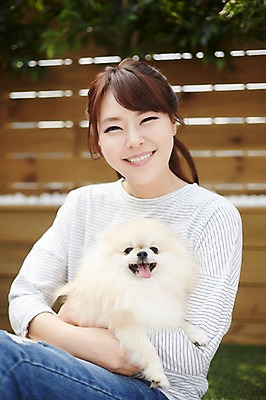 포토 JPG 한마리 우먼라이프 라이프스타일 여자 안기 포옹 휴식 함께함 실내 한명 미소 사람 앉기 동양인 상반신 20대 성인 앞모습 아웃포커스 반려동물 한국인 강아지 소통 반려 포메라니안 여자만 여자한명만 성인여자만 청년만 청년여자만 성인한명만 청년여자한명만 성인여자한명만 성인만 펫팸족 국내포토 동물 1 뷰포인트 컨셉 모션 촬영기법 표정 인종 청년 내부 생활 개 신조어 파일형식