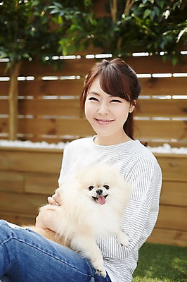 포토 JPG 한마리 우먼라이프 라이프스타일 여자 안기 포옹 휴식 함께함 실내 한명 미소 사람 앉기 동양인 상반신 20대 성인 아웃포커스 반려동물 한국인 강아지 소통 반려 포메라니안 여자만 여자한명만 성인여자만 청년만 청년여자만 성인한명만 청년여자한명만 성인여자한명만 성인만 펫팸족 국내포토 동물 1 컨셉 모션 촬영기법 표정 인종 청년 내부 생활 개 신조어 파일형식