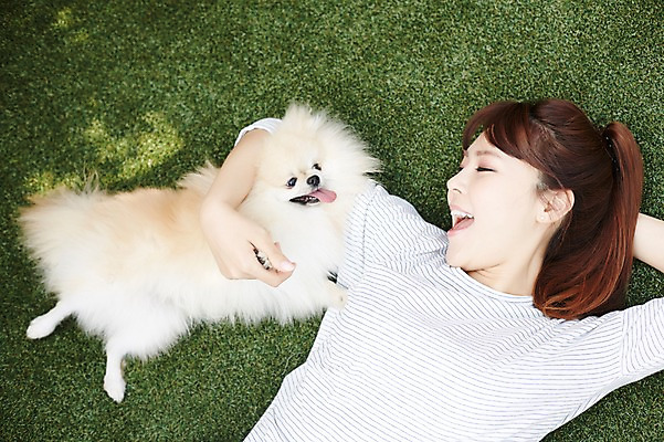 포토 JPG 한마리 우먼라이프 라이프스타일 응시 여자 안기 휴식 함께함 실내 한명 웃음 사람 동양인 잔디 상반신 20대 성인 앞모습 반려동물 눕기 한국인 강아지 팔베개 소통 반려 안식처 포메라니안 여자만 여자한명만 성인여자만 청년만 청년여자만 성인한명만 청년여자한명만 성인여자한명만 성인만 펫팸족 국내포토 식물 동물 1 시선 뷰포인트 컨셉 모션 표정 인종 청년 내부 생활 개 신조어 파일형식
