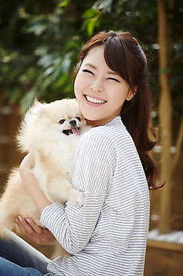 포토 JPG 한마리 우먼라이프 라이프스타일 여자 안기 포옹 휴식 함께함 실내 한명 미소 사람 앉기 동양인 상반신 20대 성인 옆모습 아웃포커스 반려동물 한국인 강아지 소통 반려 포메라니안 여자만 여자한명만 성인여자만 청년만 청년여자만 성인한명만 청년여자한명만 성인여자한명만 성인만 펫팸족 국내포토 동물 1 뷰포인트 컨셉 모션 촬영기법 표정 인종 청년 내부 생활 개 신조어 파일형식