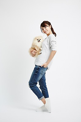 포토 JPG 스튜디오촬영 전신 한마리 우먼라이프 라이프스타일 여자 안기 모션 함께함 실내 한명 서기 미소 들기 사람 동양인 20대 성인 옆모습 반려동물 한국인 강아지 주머니손 소통 반려 포메라니안 여자만 여자한명만 성인여자만 청년만 청년여자만 성인한명만 청년여자한명만 성인여자한명만 성인만 펫팸족 국내포토 동물 1 뷰포인트 컨셉 표정 인종 청년 내부 생활 개 신조어 파일형식