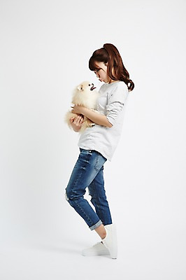 포토 JPG 스튜디오촬영 전신 한마리 우먼라이프 라이프스타일 여자 안기 모션 함께함 실내 한명 서기 들기 사람 동양인 20대 성인 옆모습 반려동물 마주보기 한국인 강아지 소통 반려 포메라니안 여자만 여자한명만 성인여자만 청년만 청년여자만 성인한명만 청년여자한명만 성인여자한명만 성인만 내려보기 펫팸족 국내포토 동물 1 뷰포인트 컨셉 인종 청년 내부 생활 개 신조어 파일형식
