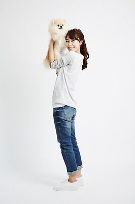 포토 JPG 스튜디오촬영 전신 한마리 우먼라이프 라이프스타일 여자 안기 모션 함께함 실내 한명 서기 미소 들기 사람 동양인 20대 성인 옆모습 반려동물 한국인 강아지 소통 반려 포메라니안 여자만 여자한명만 성인여자만 청년만 청년여자만 성인한명만 청년여자한명만 성인여자한명만 성인만 펫팸족 국내포토 동물 1 뷰포인트 컨셉 표정 인종 청년 내부 생활 개 신조어 파일형식