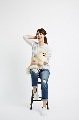 포토 JPG 스튜디오촬영 전신 한마리 우먼라이프 라이프스타일 여자 의자 안기 모션 함께함 실내 한명 웃음 사람 앉기 동양인 20대 성인 앞모습 반려동물 한국인 강아지 소통 반려 포메라니안 여자만 여자한명만 성인여자만 청년만 청년여자만 성인한명만 청년여자한명만 성인여자한명만 성인만 펫팸족 국내포토 동물 1 뷰포인트 가구 컨셉 표정 인종 청년 내부 생활 개 신조어 파일형식