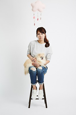 포토 JPG 스튜디오촬영 전신 구름 한마리 우먼라이프 라이프스타일 여자 의자 안기 모션 함께함 실내 한명 사람 앉기 동양인 20대 성인 앞모습 반려동물 한국인 슬픔 비 강아지 흐림 소통 반려 포메라니안 여자만 여자한명만 성인여자만 청년만 청년여자만 성인한명만 청년여자한명만 성인여자한명만 성인만 펫팸족 국내포토 자연요소 동물 1 감정 뷰포인트 가구 컨셉 날씨 인종 청년 내부 생활 개 신조어 파일형식