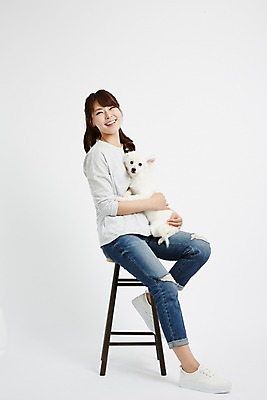 포토 JPG 스튜디오촬영 전신 한마리 우먼라이프 라이프스타일 여자 의자 안기 모션 함께함 실내 한명 미소 사람 앉기 동양인 20대 성인 옆모습 반려동물 한국인 강아지 소통 반려 여자만 여자한명만 성인여자만 청년만 청년여자만 성인한명만 청년여자한명만 성인여자한명만 성인만 펫팸족 스피츠 국내포토 동물 1 뷰포인트 가구 컨셉 표정 인종 청년 내부 생활 개 신조어 파일형식
