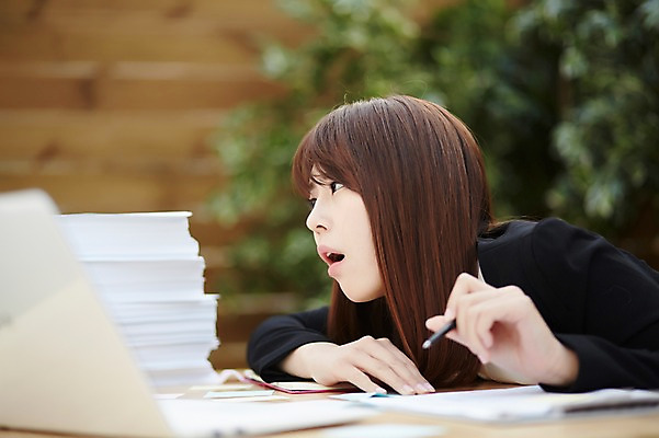 포토 JPG 우먼라이프 라이프스타일 여자 종이 엎드리기 비즈니스 모션 실내 피곤 한명 들기 사람 동양인 정장 상반신 20대 성인 옆모습 아웃포커스 볼펜 쌓기 사무용품 한국인 비즈니스우먼 책상 고민 여자만 여자한명만 성인여자만 청년만 청년여자만 성인한명만 청년여자한명만 성인여자한명만 성인만 국내포토 1 옷 감정 뷰포인트 가구 컨셉 문구용품 촬영기법 인종 청년 내부 생활 펜 직장인 파일형식