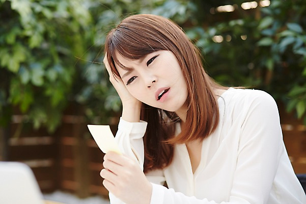 포토 JPG 우먼라이프 라이프스타일 여자 종이 생각 비즈니스 모션 실내 한명 들기 사람 동양인 정장 상반신 20대 성인 아웃포커스 한국인 비즈니스우먼 고민 여자만 여자한명만 성인여자만 청년만 청년여자만 성인한명만 청년여자한명만 성인여자한명만 성인만 국내포토 1 옷 감정 촬영기법 인종 청년 내부 생활 직장인 파일형식