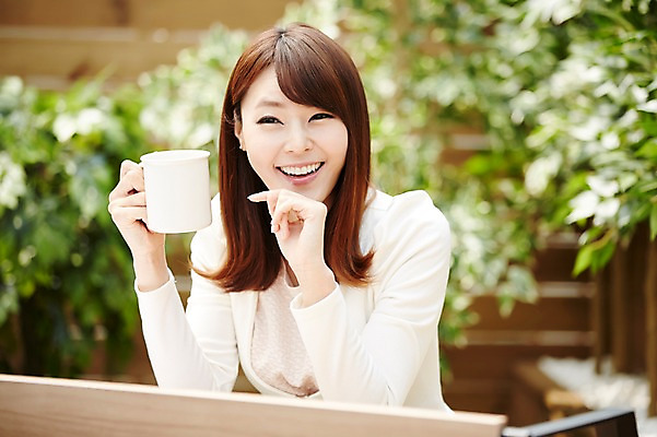 포토 JPG 우먼라이프 라이프스타일 여자 비즈니스 모션 티타임 휴식 실내 한명 미소 들기 사람 동양인 정장 손짓 상반신 20대 성인 앞모습 아웃포커스 한국인 머그컵 가리킴 비즈니스우먼 여자만 여자한명만 성인여자만 청년만 청년여자만 성인한명만 청년여자한명만 성인여자한명만 성인만 국내포토 1 옷 뷰포인트 컨셉 촬영기법 표정 인종 청년 내부 생활 컵 직장인 파일형식
