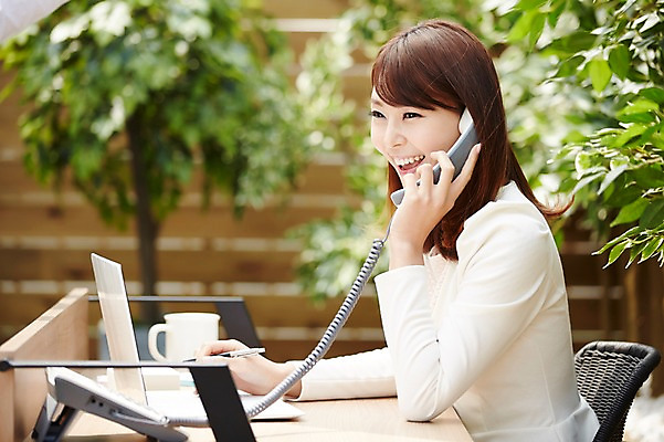 포토 JPG 우먼라이프 라이프스타일 여자 비즈니스 모션 실내 한명 미소 들기 사람 앉기 동양인 정장 상반신 20대 성인 옆모습 펜 사무용품 한국인 업무 비즈니스우먼 전화기 책상 수화기 화단 통화 여자만 여자한명만 성인여자만 청년만 청년여자만 성인한명만 청년여자한명만 성인여자한명만 성인만 국내포토 1 옷 뷰포인트 가구 문구용품 표정 인종 청년 내부 생활 필기구 작업 직장인 파일형식