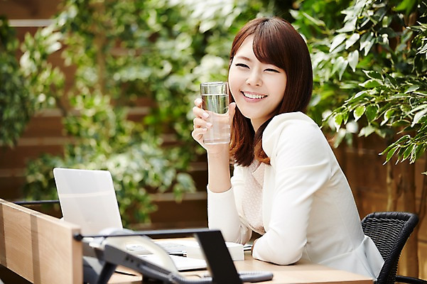포토 JPG 우먼라이프 라이프스타일 여자 비즈니스 모션 실내 한명 미소 들기 사람 앉기 동양인 정장 상반신 20대 성인 옆모습 컵 사무용품 한국인 비즈니스우먼 물컵 책상 화단 식수 여자만 여자한명만 성인여자만 청년만 청년여자만 성인한명만 청년여자한명만 성인여자한명만 성인만 국내포토 1 식기 옷 뷰포인트 가구 문구용품 표정 인종 청년 내부 생활 물 직장인 파일형식