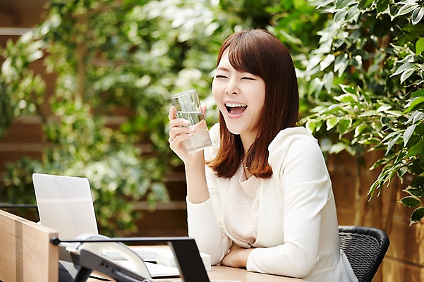 포토 JPG 우먼라이프 라이프스타일 여자 비즈니스 모션 실내 한명 웃음 들기 사람 앉기 동양인 정장 상반신 20대 성인 옆모습 컵 사무용품 한국인 비즈니스우먼 물컵 책상 화단 식수 여자만 여자한명만 성인여자만 청년만 청년여자만 성인한명만 청년여자한명만 성인여자한명만 성인만 국내포토 1 식기 옷 뷰포인트 가구 문구용품 표정 인종 청년 내부 생활 물 직장인 파일형식