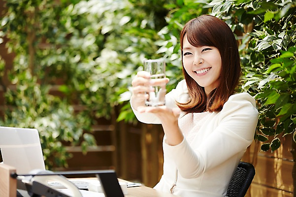 포토 JPG 우먼라이프 라이프스타일 여자 비즈니스 모션 실내 한명 미소 들기 사람 앉기 동양인 정장 상반신 20대 성인 옆모습 컵 사무용품 한국인 비즈니스우먼 물컵 책상 화단 식수 여자만 여자한명만 성인여자만 청년만 청년여자만 성인한명만 청년여자한명만 성인여자한명만 성인만 국내포토 1 식기 옷 뷰포인트 가구 문구용품 표정 인종 청년 내부 생활 물 직장인 파일형식