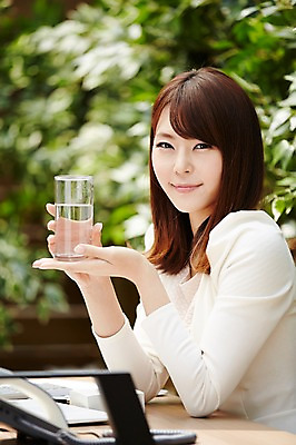 포토 JPG 우먼라이프 라이프스타일 여자 비즈니스 모션 실내 한명 미소 들기 사람 앉기 동양인 정장 상반신 20대 성인 옆모습 아웃포커스 컵 사무용품 한국인 비즈니스우먼 물컵 책상 식수 여자만 여자한명만 성인여자만 청년만 청년여자만 성인한명만 청년여자한명만 성인여자한명만 성인만 국내포토 1 식기 옷 뷰포인트 가구 문구용품 촬영기법 표정 인종 청년 내부 생활 물 직장인 파일형식
