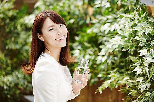 포토 JPG 우먼라이프 라이프스타일 여자 비즈니스 모션 실내 한명 미소 들기 사람 동양인 정장 상반신 20대 성인 옆모습 아웃포커스 컵 한국인 비즈니스우먼 물컵 화단 식수 여자만 여자한명만 성인여자만 청년만 청년여자만 성인한명만 청년여자한명만 성인여자한명만 성인만 국내포토 1 식기 옷 뷰포인트 촬영기법 표정 인종 청년 내부 생활 물 직장인 파일형식