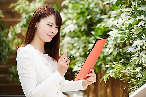 포토 JPG 우먼라이프 라이프스타일 여자 비즈니스 모션 실내 한명 미소 들기 사람 동양인 정장 손짓 상반신 20대 성인 옆모습 아웃포커스 볼펜 한국인 가리킴 업무 비즈니스우먼 문서 화단 여자만 여자한명만 성인여자만 청년만 청년여자만 성인한명만 청년여자한명만 성인여자한명만 성인만 국내포토 1 옷 뷰포인트 촬영기법 표정 인종 청년 내부 생활 펜 작업 직장인 파일형식