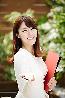 포토 JPG 우먼라이프 라이프스타일 여자 비즈니스 모션 실내 한명 미소 들기 사람 동양인 정장 손짓 상반신 20대 성인 옆모습 아웃포커스 볼펜 한국인 비즈니스우먼 주기 문서 여자만 여자한명만 성인여자만 청년만 청년여자만 성인한명만 청년여자한명만 성인여자한명만 성인만 국내포토 1 옷 뷰포인트 촬영기법 표정 인종 청년 내부 생활 펜 직장인 파일형식