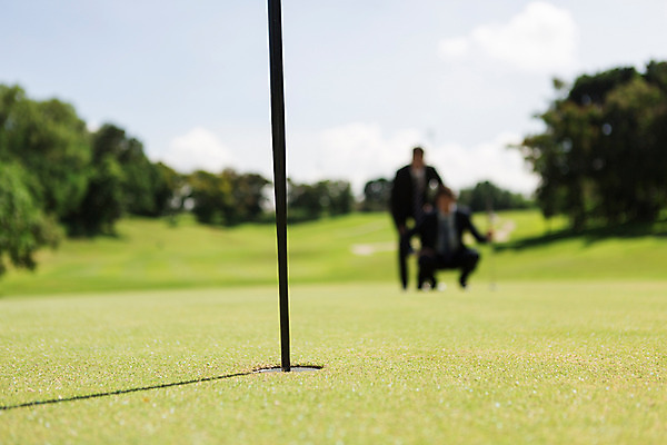 포토 JPG 주간 전신 서양인 외국인 나무 식물 백인 구름 해외기획촬영 라이프스타일 남자 스포츠 골프 비즈니스 모션 골프장 태국 필드 하늘 그림자 서기 사람 앉기 정장 20대 성인 야외 두명 앞모습 아웃포커스 비즈니스라이프 직장인 비즈니스맨 홈 2015년태국 남자만 성인남자만 청년만 청년남자만 성인만 국내포토 자연요소 직업 옷 아시아 뷰포인트 스포츠시설 촬영기법 인종 청년 생활 구기 파일형식