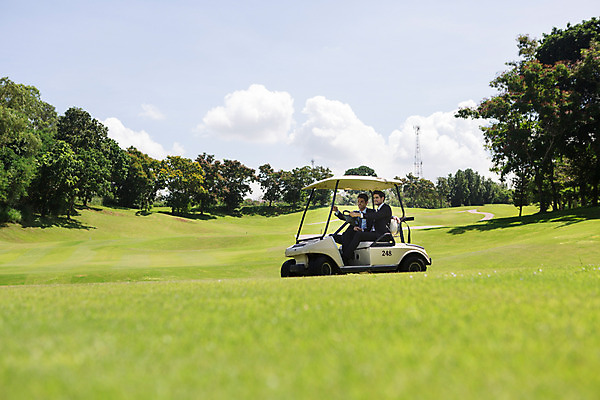 포토 JPG 주간 전신 서양인 외국인 나무 식물 백인 구름 해외기획촬영 라이프스타일 남자 스포츠 골프 비즈니스 모션 골프장 태국 필드 하늘 사람 정장 잔디 20대 성인 야외 두명 비즈니스라이프 직장인 비즈니스맨 승차 골프카트 두병 2015년태국 남자만 성인남자만 청년만 청년남자만 성인만 국내포토 자연요소 직업 옷 아시아 2 스포츠시설 골프용품 인종 청년 생활 구기 파일형식