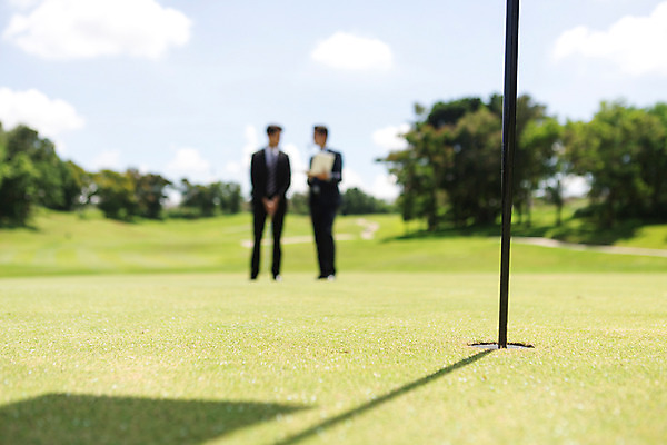 포토 JPG 주간 전신 서양인 외국인 백인 구름 해외기획촬영 라이프스타일 남자 스포츠 골프 비즈니스 모션 골프장 태국 필드 하늘 안내 그림자 설명 서기 들기 사람 정장 잔디 20대 성인 야외 두명 앞모습 아웃포커스 비즈니스라이프 노트북 골프채 직장인 비즈니스맨 홈 2015년태국 남자만 성인남자만 청년만 청년남자만 성인만 국내포토 자연요소 식물 직업 옷 아시아 뷰포인트 스포츠시설 골프용품 촬영기법 인종 청년 생활 전자제품 구기 파일형식