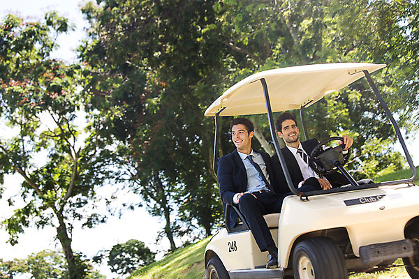 포토 JPG 주간 서양인 외국인 나무 식물 백인 해외기획촬영 라이프스타일 남자 스포츠 골프 비즈니스 모션 골프장 태국 필드 미소 사람 앉기 정장 잔디 상반신 20대 성인 야외 두명 앞모습 비즈니스라이프 직장인 비즈니스맨 승차 골프카트 두병 2015년태국 남자만 성인남자만 청년만 청년남자만 성인만 국내포토 자연요소 직업 옷 아시아 뷰포인트 2 스포츠시설 골프용품 표정 인종 청년 생활 구기 파일형식