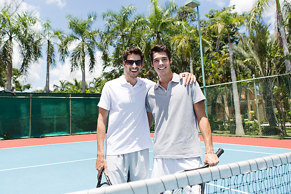 포토 JPG 주간 서양인 외국인 나무 식물 백인 해외기획촬영 라이프스타일 남자 스포츠 맨라이프 모션 태국 어깨동무 운동선수 서기 미소 들기 사람 상반신 20대 성인 야외 두명 앞모습 운동복 선글라스 운동 경기장 테니스 라켓 테니스라켓 네트 2015년태국 남자만 성인남자만 청년만 청년남자만 성인만 국내포토 자연요소 옷 아시아 안경 스포츠용품 뷰포인트 포즈 스포츠시설 표정 건강 인종 청년 생활 구기 파일형식