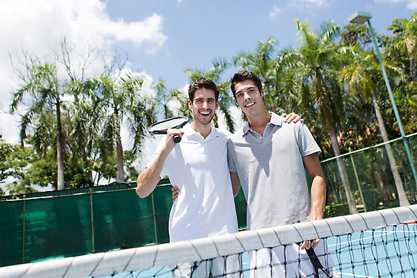 포토 JPG 주간 서양인 외국인 나무 식물 백인 구름 해외기획촬영 라이프스타일 남자 스포츠 맨라이프 모션 태국 하늘 어깨동무 운동선수 서기 미소 들기 사람 상반신 20대 성인 야외 두명 앞모습 운동복 운동 경기장 테니스 라켓 테니스라켓 네트 2015년태국 남자만 성인남자만 청년만 청년남자만 성인만 국내포토 자연요소 옷 아시아 스포츠용품 뷰포인트 포즈 스포츠시설 표정 건강 인종 청년 생활 구기 파일형식