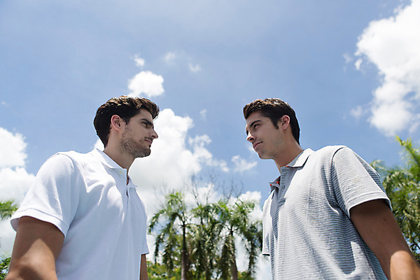 포토 JPG 주간 서양인 외국인 식물 백인 구름 해외기획촬영 라이프스타일 남자 스포츠 맨라이프 모션 태국 하늘 운동선수 서기 미소 사람 상반신 20대 성인 야외 두명 옆모습 운동복 운동 마주보기 경기장 테니스 라켓 테니스라켓 노려봄 2015년태국 남자만 성인남자만 청년만 청년남자만 성인만 국내포토 자연요소 옷 아시아 스포츠용품 뷰포인트 스포츠시설 표정 건강 인종 청년 생활 구기 파일형식