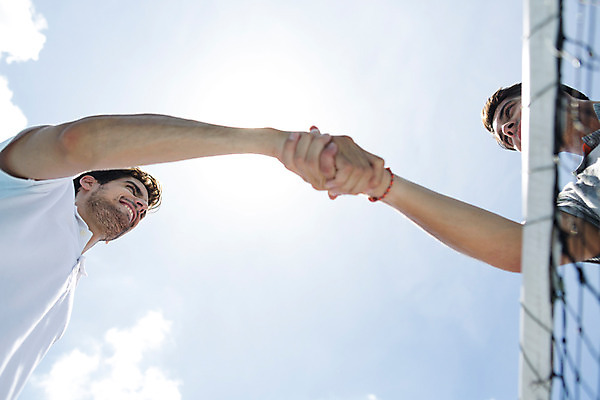 포토 JPG 주간 서양인 외국인 백인 구름 해외기획촬영 라이프스타일 남자 스포츠 맨라이프 모션 태국 하늘 운동선수 악수 서기 미소 사람 손짓 상반신 20대 성인 야외 두명 앞모습 운동복 운동 햇빛 마주보기 경기장 테니스 네트 2015년태국 남자만 성인남자만 청년만 청년남자만 성인만 국내포토 자연요소 옷 아시아 뷰포인트 스포츠시설 표정 건강 인종 청년 생활 태양 구기 파일형식