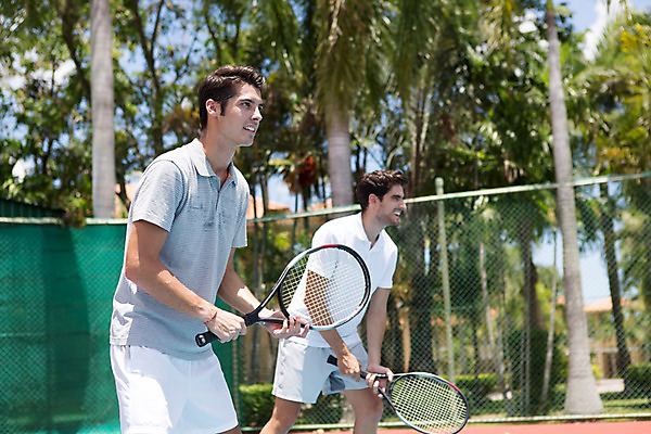포토 JPG 주간 서양인 외국인 나무 식물 백인 해외기획촬영 라이프스타일 응시 남자 스포츠 맨라이프 모션 태국 운동선수 서기 사람 상반신 20대 성인 야외 두명 옆모습 운동복 운동 경기장 테니스 라켓 테니스라켓 네트 집중 2015년태국 남자만 성인남자만 청년만 청년남자만 성인만 국내포토 자연요소 시선 옷 아시아 스포츠용품 뷰포인트 컨셉 스포츠시설 건강 인종 청년 생활 구기 파일형식