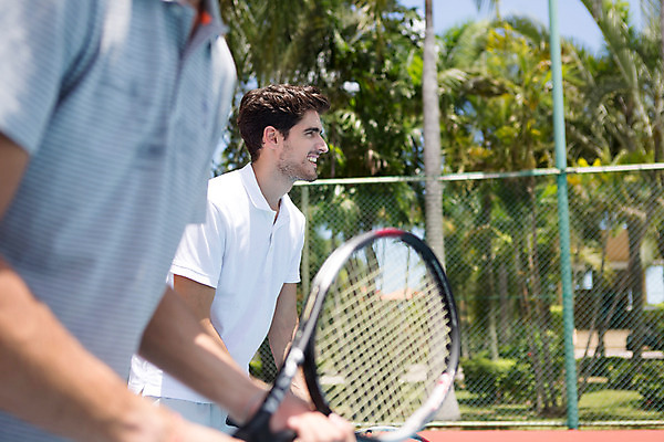 포토 JPG 주간 서양인 외국인 나무 식물 백인 해외기획촬영 라이프스타일 응시 남자 스포츠 맨라이프 모션 태국 운동선수 서기 미소 들기 사람 상반신 20대 성인 야외 두명 옆모습 운동복 운동 경기장 테니스 라켓 테니스라켓 네트 집중 2015년태국 남자만 성인남자만 청년만 청년남자만 성인만 국내포토 자연요소 시선 옷 아시아 스포츠용품 뷰포인트 컨셉 스포츠시설 표정 건강 인종 청년 생활 구기 파일형식