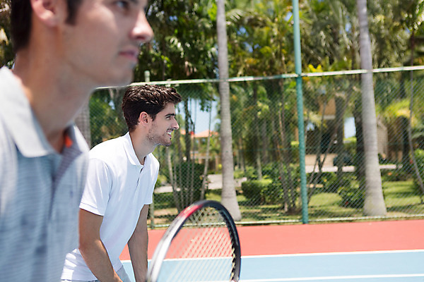 포토 JPG 주간 서양인 외국인 나무 식물 백인 해외기획촬영 라이프스타일 응시 남자 스포츠 맨라이프 모션 태국 운동선수 서기 들기 사람 상반신 20대 성인 야외 두명 옆모습 운동복 운동 경기장 테니스 라켓 테니스라켓 네트 집중 2015년태국 남자만 성인남자만 청년만 청년남자만 성인만 국내포토 자연요소 시선 옷 아시아 스포츠용품 뷰포인트 컨셉 스포츠시설 건강 인종 청년 생활 구기 파일형식