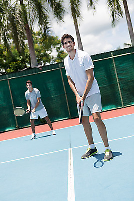 포토 JPG 주간 전신 서양인 외국인 나무 식물 백인 해외기획촬영 라이프스타일 응시 남자 스포츠 맨라이프 모션 태국 하늘 운동선수 서기 미소 들기 사람 20대 성인 야외 두명 앞모습 운동복 운동 경기장 테니스 라켓 테니스라켓 네트 집중 2015년태국 남자만 성인남자만 청년만 청년남자만 성인만 국내포토 자연요소 시선 옷 아시아 스포츠용품 뷰포인트 컨셉 스포츠시설 표정 건강 인종 청년 생활 구기 파일형식