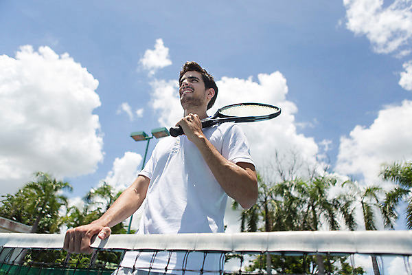 포토 JPG 주간 서양인 외국인 백인 구름 해외기획촬영 라이프스타일 응시 남자 스포츠 로우앵글 맨라이프 모션 태국 하늘 운동선수 한명 서기 미소 들기 사람 상반신 20대 성인 야외 앞모습 운동복 운동 경기장 테니스 라켓 테니스라켓 네트 2015년태국 남자만 남자한명만 성인남자만 청년만 청년남자만 청년남자한명만 성인한명만 성인남자한명만 성인만 국내포토 자연요소 1 시선 옷 아시아 스포츠용품 뷰포인트 스포츠시설 표정 건강 인종 청년 생활 구기 파일형식