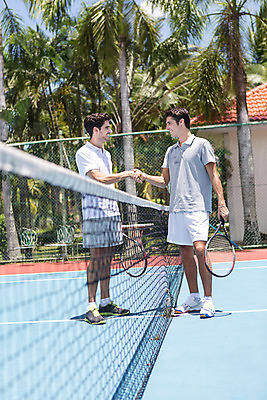 포토 JPG 주간 전신 서양인 외국인 나무 식물 백인 해외기획촬영 라이프스타일 남자 스포츠 맨라이프 모션 태국 운동선수 악수 서기 미소 들기 사람 손짓 20대 성인 야외 두명 옆모습 운동복 운동 마주보기 손잡기 경기장 테니스 라켓 테니스라켓 네트 2015년태국 남자만 성인남자만 청년만 청년남자만 성인만 국내포토 자연요소 옷 아시아 스포츠용품 뷰포인트 스포츠시설 표정 건강 인종 청년 생활 구기 파일형식
