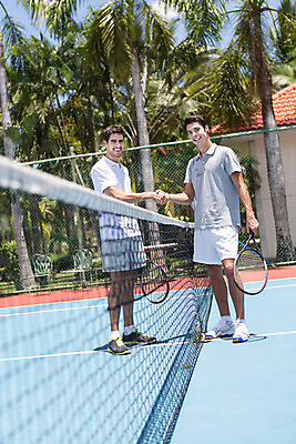 포토 JPG 주간 전신 서양인 외국인 나무 식물 백인 해외기획촬영 라이프스타일 남자 스포츠 맨라이프 모션 태국 운동선수 악수 서기 미소 들기 사람 손짓 20대 성인 야외 두명 옆모습 운동복 운동 마주보기 손잡기 경기장 테니스 라켓 테니스라켓 네트 2015년태국 남자만 성인남자만 청년만 청년남자만 성인만 국내포토 자연요소 옷 아시아 스포츠용품 뷰포인트 스포츠시설 표정 건강 인종 청년 생활 구기 파일형식