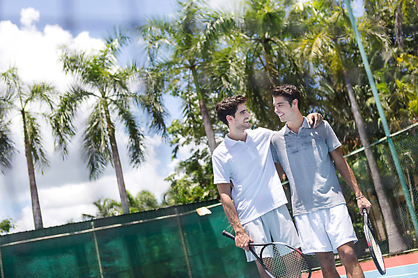 포토 JPG 주간 서양인 외국인 나무 식물 백인 구름 해외기획촬영 라이프스타일 남자 스포츠 맨라이프 모션 태국 하늘 어깨동무 운동선수 서기 미소 들기 사람 상반신 20대 성인 야외 두명 앞모습 운동복 운동 마주보기 경기장 테니스 라켓 테니스라켓 네트 2015년태국 남자만 성인남자만 청년만 청년남자만 성인만 국내포토 자연요소 옷 아시아 스포츠용품 뷰포인트 포즈 스포츠시설 표정 건강 인종 청년 생활 구기 파일형식