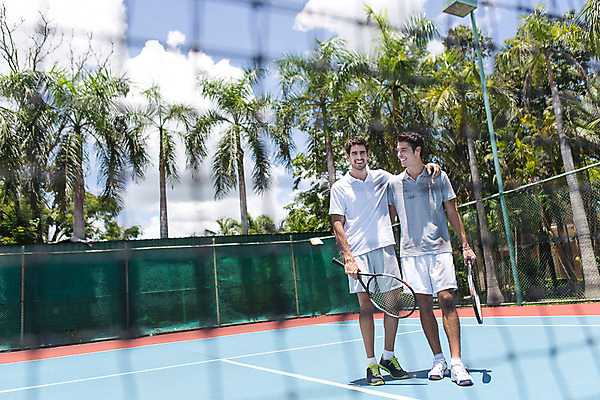 포토 JPG 주간 전신 서양인 외국인 나무 식물 백인 구름 해외기획촬영 라이프스타일 남자 스포츠 맨라이프 모션 태국 하늘 어깨동무 운동선수 서기 미소 들기 사람 20대 성인 야외 두명 앞모습 운동복 운동 경기장 테니스 라켓 테니스라켓 네트 2015년태국 남자만 성인남자만 청년만 청년남자만 성인만 국내포토 자연요소 옷 아시아 스포츠용품 뷰포인트 포즈 스포츠시설 표정 건강 인종 청년 생활 구기 파일형식