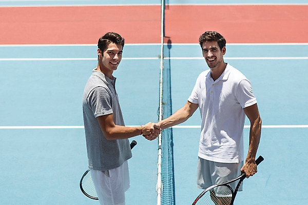 포토 JPG 주간 서양인 외국인 백인 해외기획촬영 라이프스타일 남자 스포츠 맨라이프 모션 태국 운동선수 악수 서기 미소 들기 사람 손짓 상반신 20대 성인 야외 두명 옆모습 운동복 운동 손잡기 경기장 테니스 라켓 테니스라켓 네트 2015년태국 남자만 성인남자만 청년만 청년남자만 성인만 국내포토 자연요소 옷 아시아 스포츠용품 뷰포인트 스포츠시설 표정 건강 인종 청년 생활 구기 파일형식