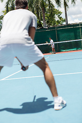 포토 JPG 주간 전신 서양인 외국인 백인 해외기획촬영 라이프스타일 남자 스포츠 맨라이프 모션 태국 운동선수 서기 들기 사람 20대 성인 야외 두명 앞모습 뒷모습 운동복 운동 경기장 테니스 라켓 테니스라켓 네트 집중 2015년태국 남자만 성인남자만 청년만 청년남자만 성인만 국내포토 자연요소 옷 아시아 스포츠용품 뷰포인트 컨셉 스포츠시설 건강 인종 청년 생활 구기 파일형식