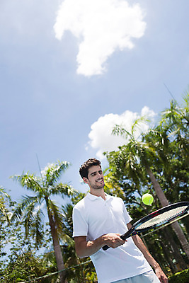 포토 JPG 주간 서양인 외국인 나무 식물 백인 구름 해외기획촬영 라이프스타일 남자 스포츠 맨라이프 공 모션 태국 하늘 운동선수 한명 서기 미소 들기 사람 상반신 20대 성인 야외 앞모습 운동복 운동 경기장 테니스 라켓 테니스라켓 테니스공 2015년태국 남자만 남자한명만 성인남자만 청년만 청년남자만 청년남자한명만 성인한명만 성인남자한명만 성인만 국내포토 자연요소 1 옷 아시아 스포츠용품 뷰포인트 스포츠시설 표정 건강 인종 청년 생활 구기 테니스용품 파일형식