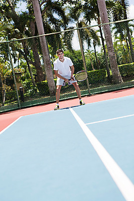 포토 JPG 주간 전신 서양인 외국인 백인 해외기획촬영 라이프스타일 응시 남자 스포츠 맨라이프 모션 태국 운동선수 한명 서기 들기 사람 20대 성인 야외 앞모습 운동복 운동 경기장 테니스 라켓 테니스라켓 2015년태국 남자만 남자한명만 성인남자만 청년만 청년남자만 청년남자한명만 성인한명만 성인남자한명만 성인만 국내포토 자연요소 1 시선 옷 아시아 스포츠용품 뷰포인트 스포츠시설 건강 인종 청년 생활 구기 파일형식