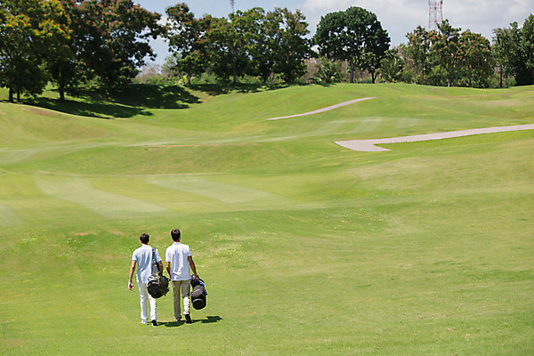 포토 JPG 주간 전신 서양인 외국인 나무 식물 백인 해외기획촬영 라이프스타일 남자 스포츠 맨라이프 골프 모션 골프장 태국 필드 들기 사람 잔디 20대 성인 야외 두명 뒷모습 운동 걷기 골프가방 2015년태국 남자만 성인남자만 청년만 청년남자만 성인만 국내포토 자연요소 아시아 뷰포인트 가방 스포츠시설 골프용품 건강 인종 청년 생활 구기 파일형식